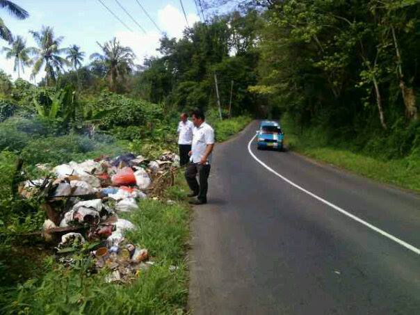 Mobil PLN Kedapatan Buang Sampah Sembarangan